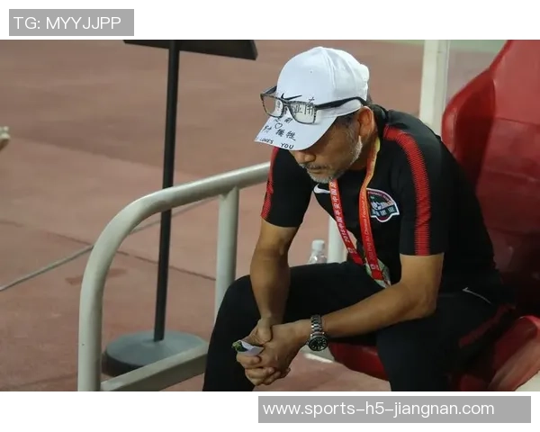 铜梁龙外援精彩头球破门助力球队打破僵局张外龙场边赞赏不断